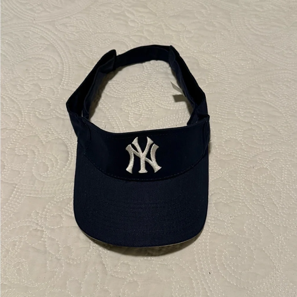NY Yankees  Navy Visor/Sun Hat with Verizon logo on the‎ back